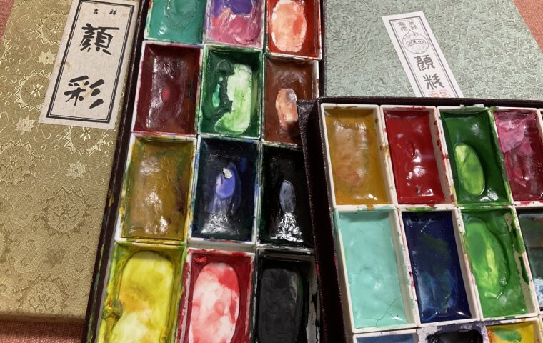 色見本を作成するために使う顔彩　日本の伝統色