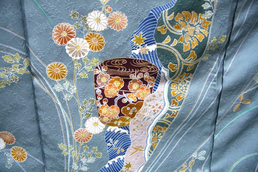 色留袖の柄のアップ 正倉院 古代裂よりインスピレーションを得た柄