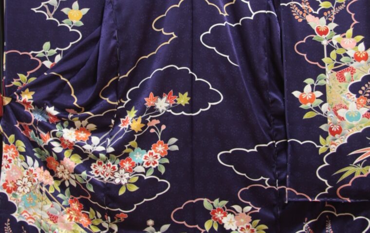 振袖・紺地に雲取り草花の展示風景　女将手帖に相応しい着物