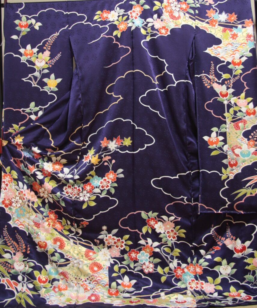 振袖・紺地に雲取り草花の展示風景　女将手帖に相応しい着物