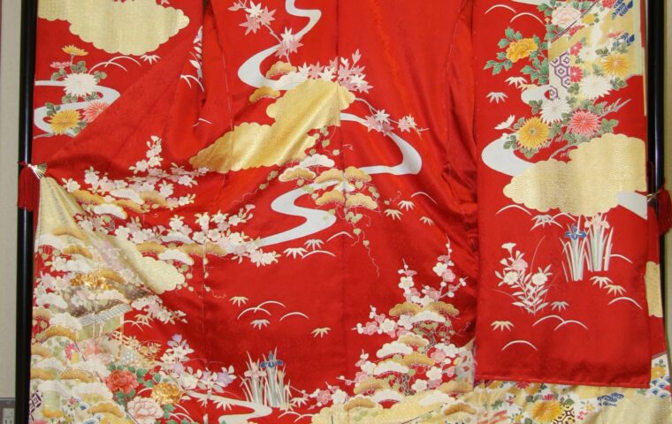 振袖　赤地に雲取り草花文様