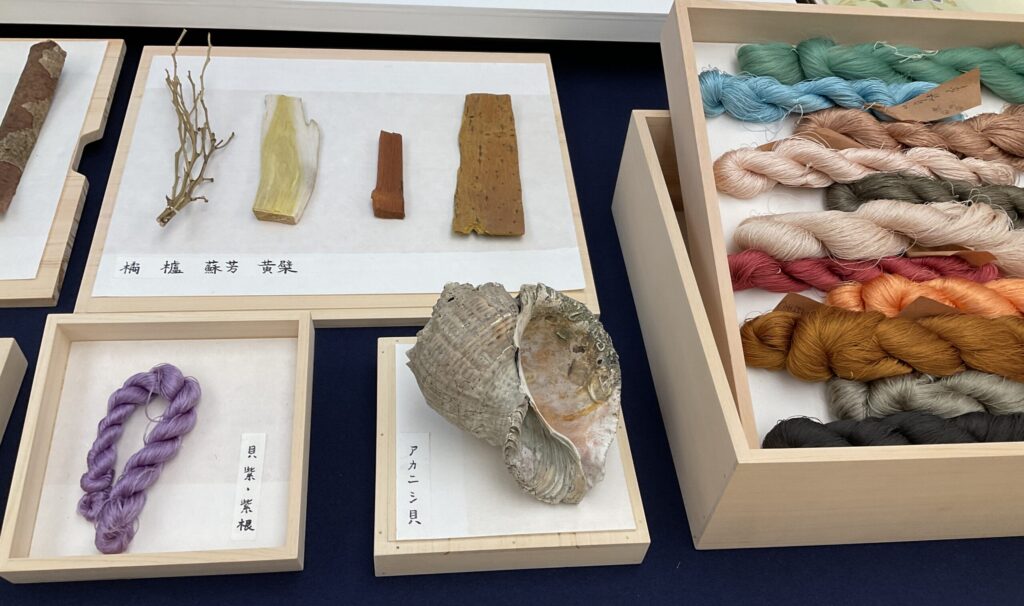 反物を染める草木染の原料